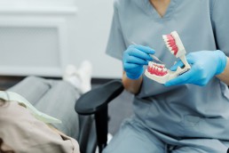 Co daje nitkowanie zębów?